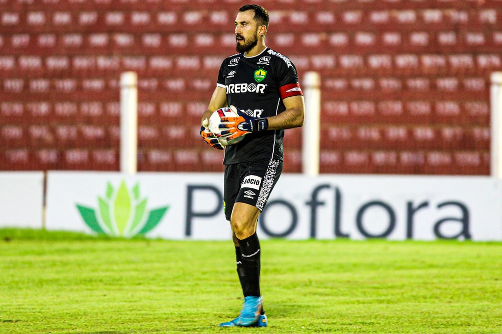 Walter chega a 95 jogos e se torna goleiro que mais defendeu o Cuiabá