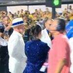 Após homenagem criticada pela oposição, Lula posta foto com todas as escolas na Sapucaí